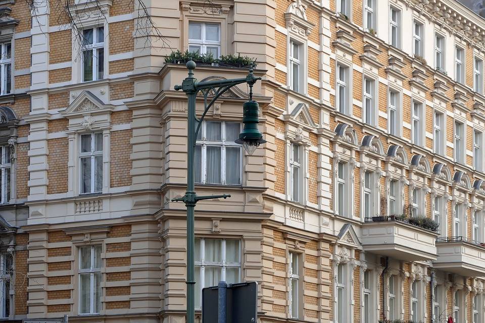 Investir dans l’immobilier neuf ou ancien : les avantages et inconvénients