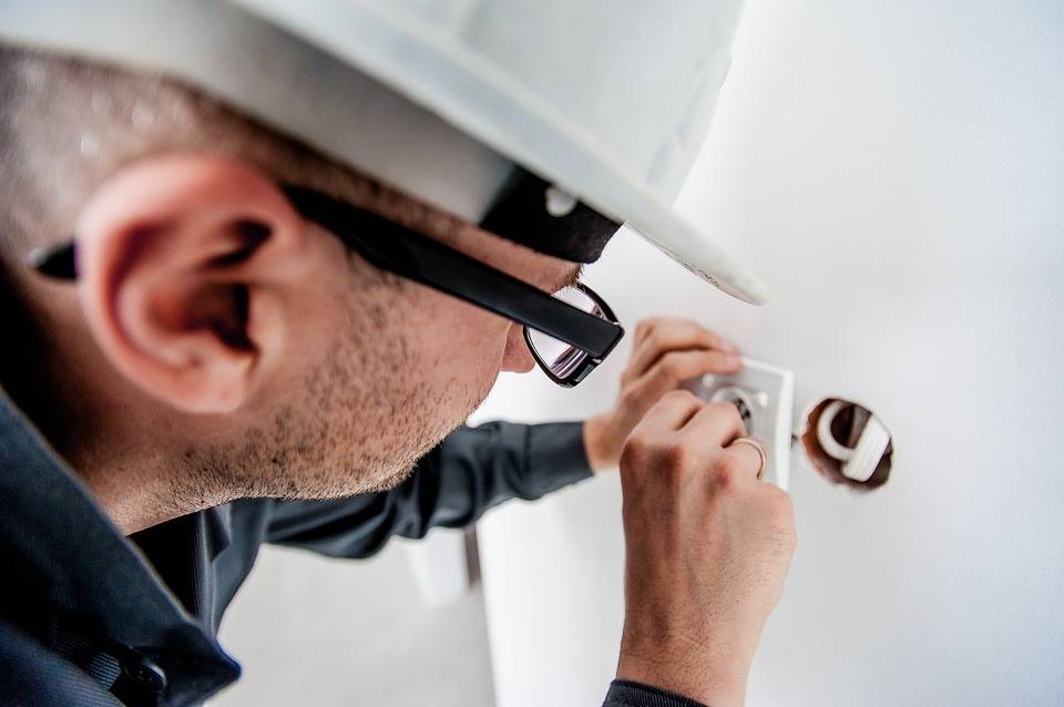 Installation de prise TV : faire appel à un électricien